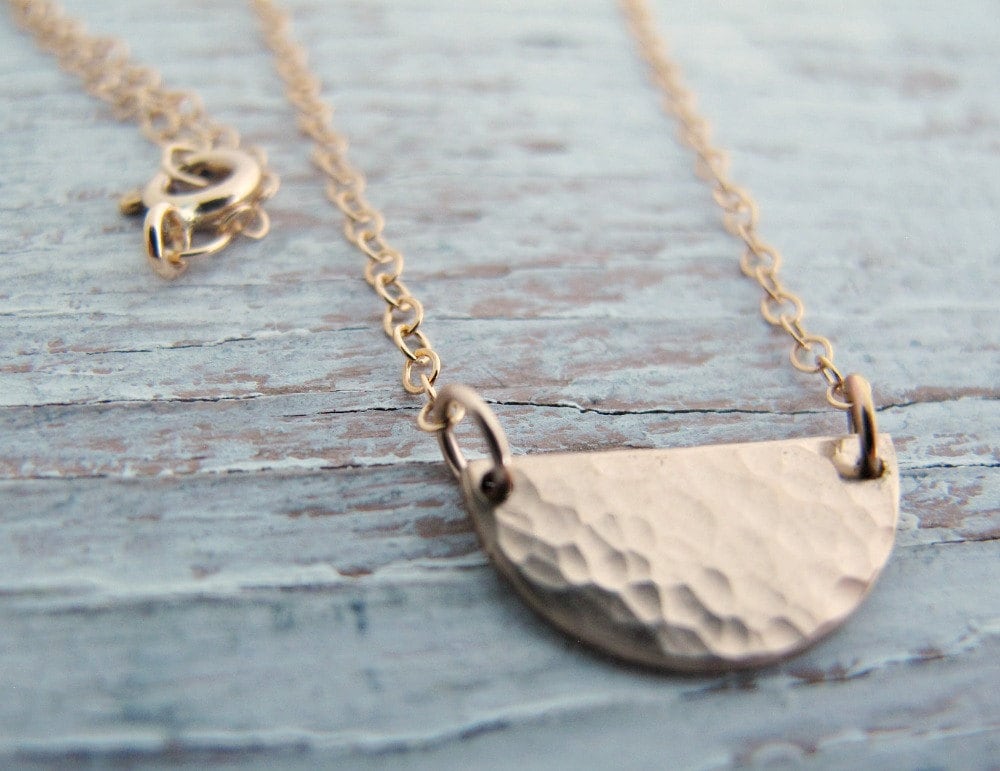Neu Gold Filled Halbmond Halskette, Personalisiert, Gehämmert, Halbkreis, Minimalistisch, Modern, Initiale von designsbydawnrenee