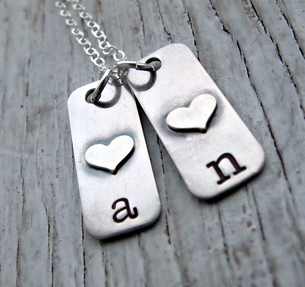 Personalisierte, Handgestempelte Kinderinitialen-Halskette, Sterlingsilber-Tags, Mutterhalskette von designsbydawnrenee