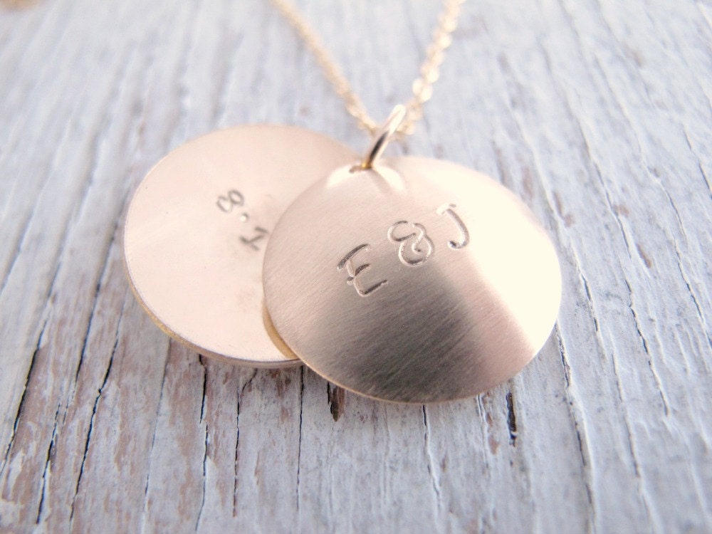Personalisierte Gold Medaillon, Hand Gestempelt, Monogramm Mit Geheimer Botschaft, Hochzeitsgeschenk, Jahrestagsgeschenk, Mutterhalskette von designsbydawnrenee