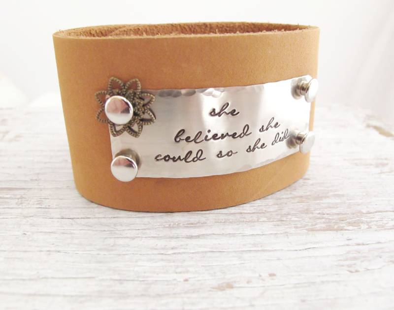 Personalisierte Lederarmband, Handgestempelte Ledermanschette, Sie Glaubte, Könnte So, Frauen-Ledermanschette, Inspirierend von designsbydawnrenee