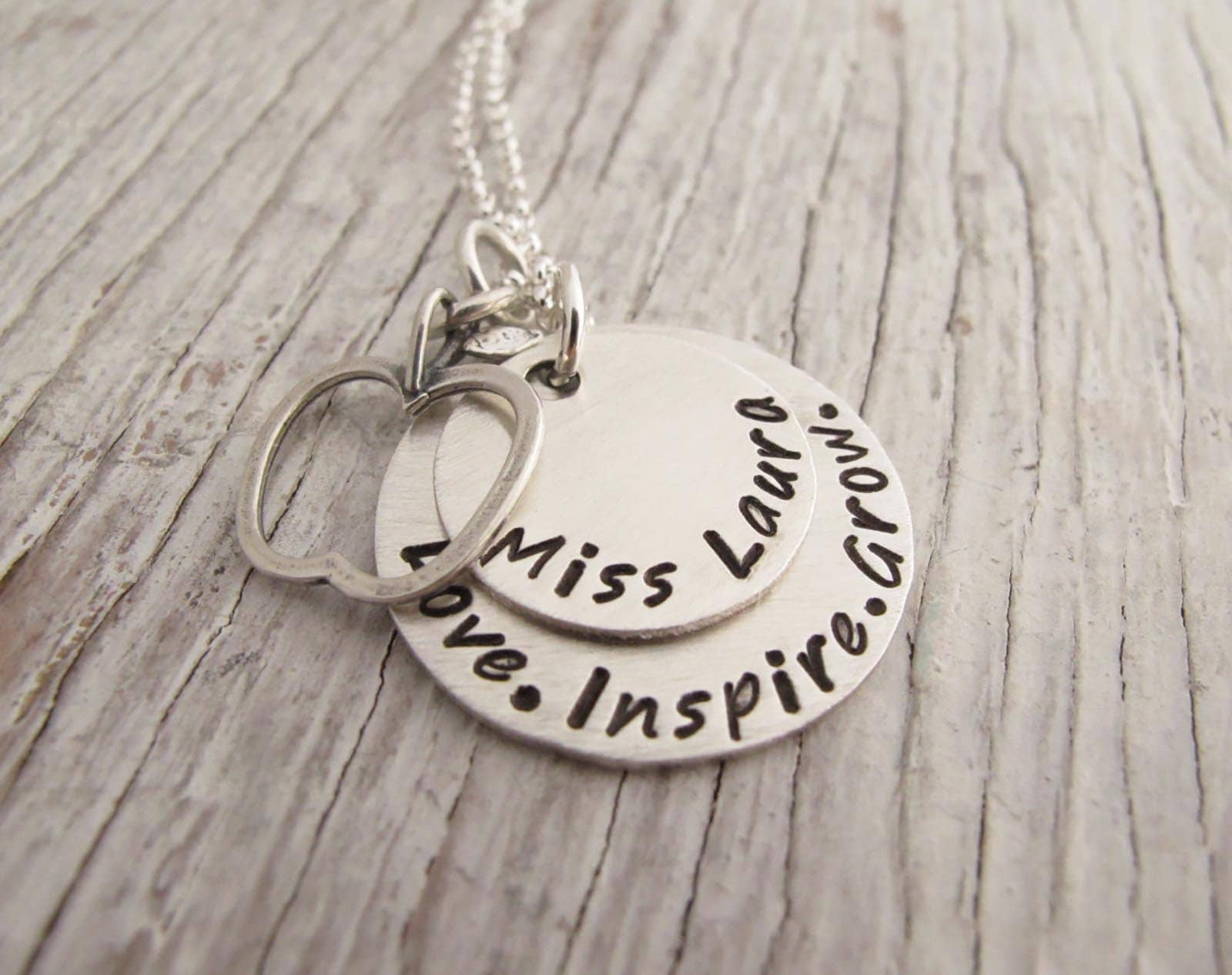 Personalisierte Lehrer Geschenk, Liebe, Inspirieren, Wachsen, Lehren, Apple Charm, Halskette von designsbydawnrenee