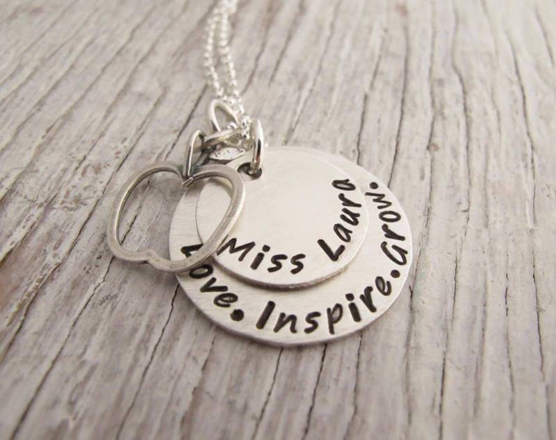 Personalisierte Lehrer Geschenk, Liebe, Inspirieren, Wachsen, Lehren, Apple Charm, Halskette von designsbydawnrenee