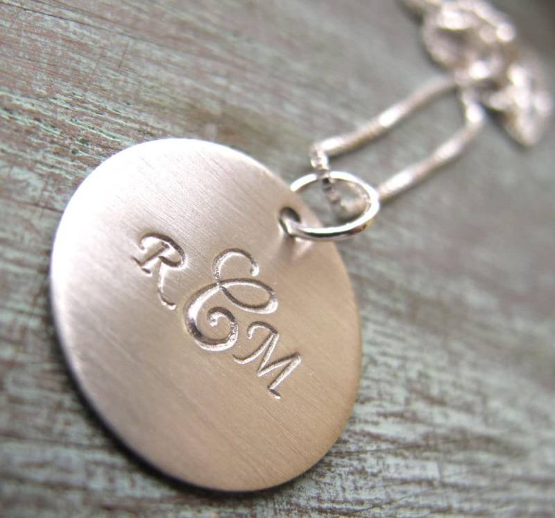 Personalisierte Monogramm Halskette, Von Hand Gestempelt, Sterling Silber, Gebürstete Oberfläche von designsbydawnrenee