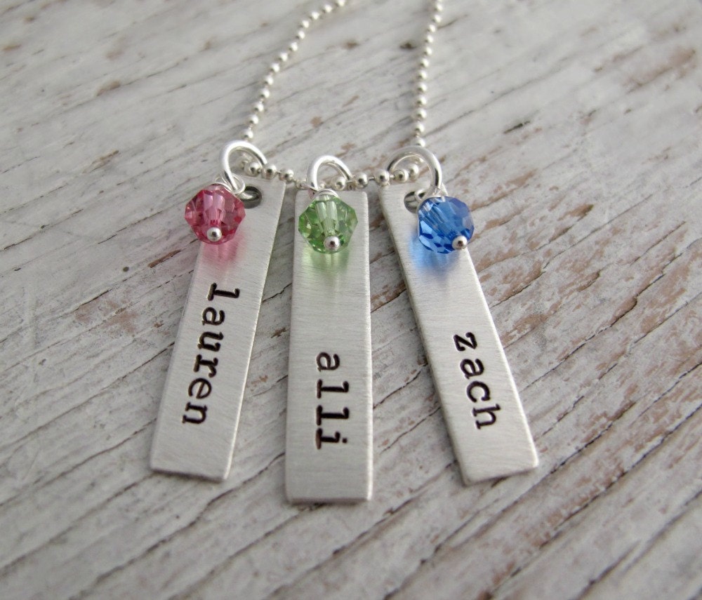 Personalisierte Mutter Halskette, Rechteck Namensschilder, Hand Gestempelt, Geburtssteine von designsbydawnrenee