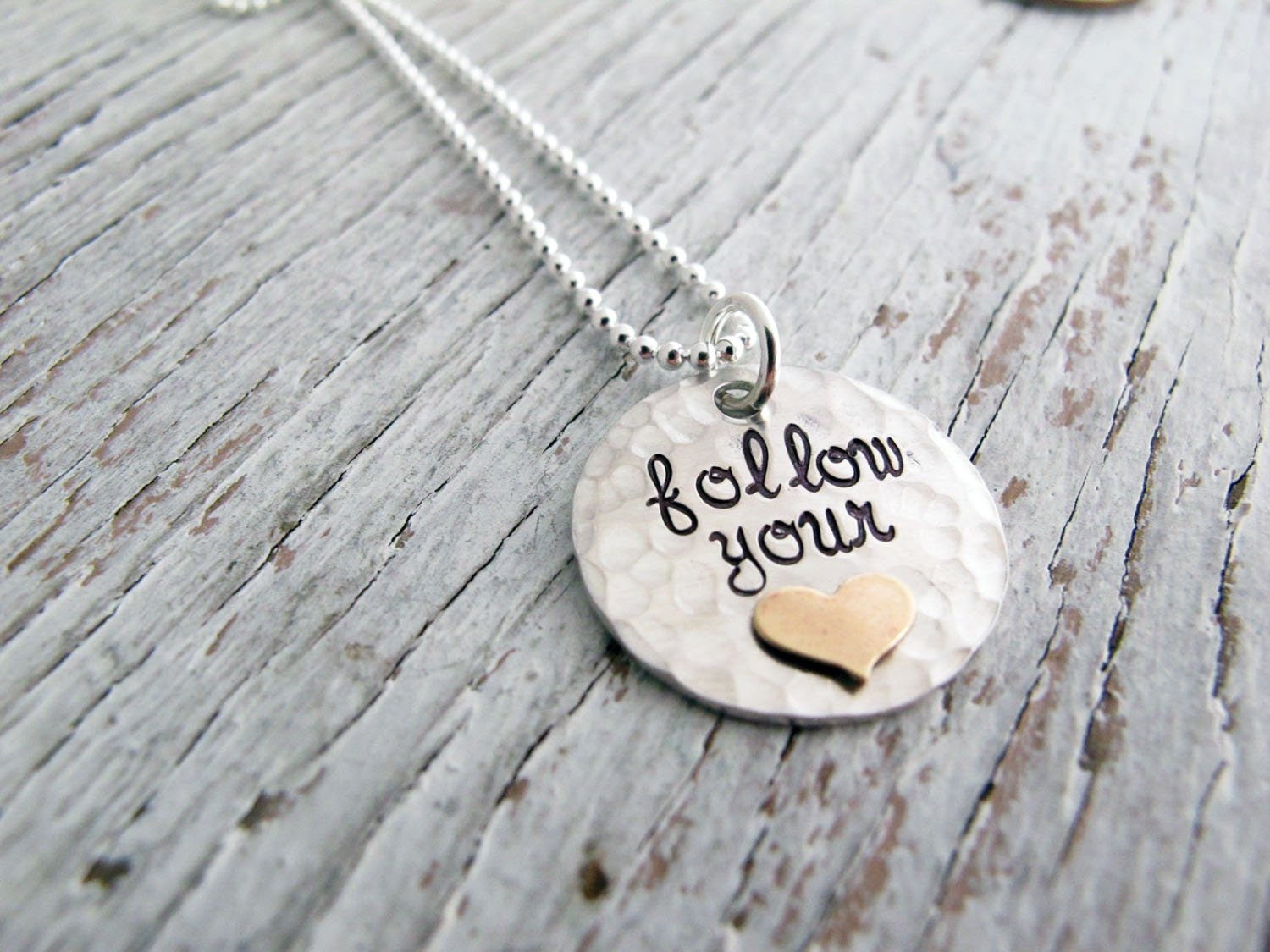 Personalisierte Sterling Silber Handgestempelte Halskette Follow Your Heart, Gold Herz, Rustikal, Gehämmert, Abschlussgeschenk, Inspirierend von designsbydawnrenee