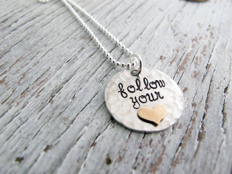 Personalisierte Sterling Silber Handgestempelte Halskette Follow Your Heart, Gold Herz, Rustikal, Gehämmert, Abschlussgeschenk, Inspirierend von designsbydawnrenee