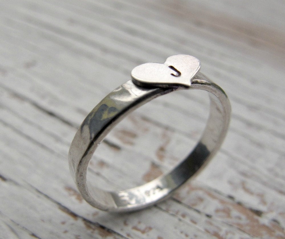 Personalisierter Ring, Hand Gestempelt, Initial, Sterling Silber, Herz Gehämmert, Muttertagsgeschenk von designsbydawnrenee