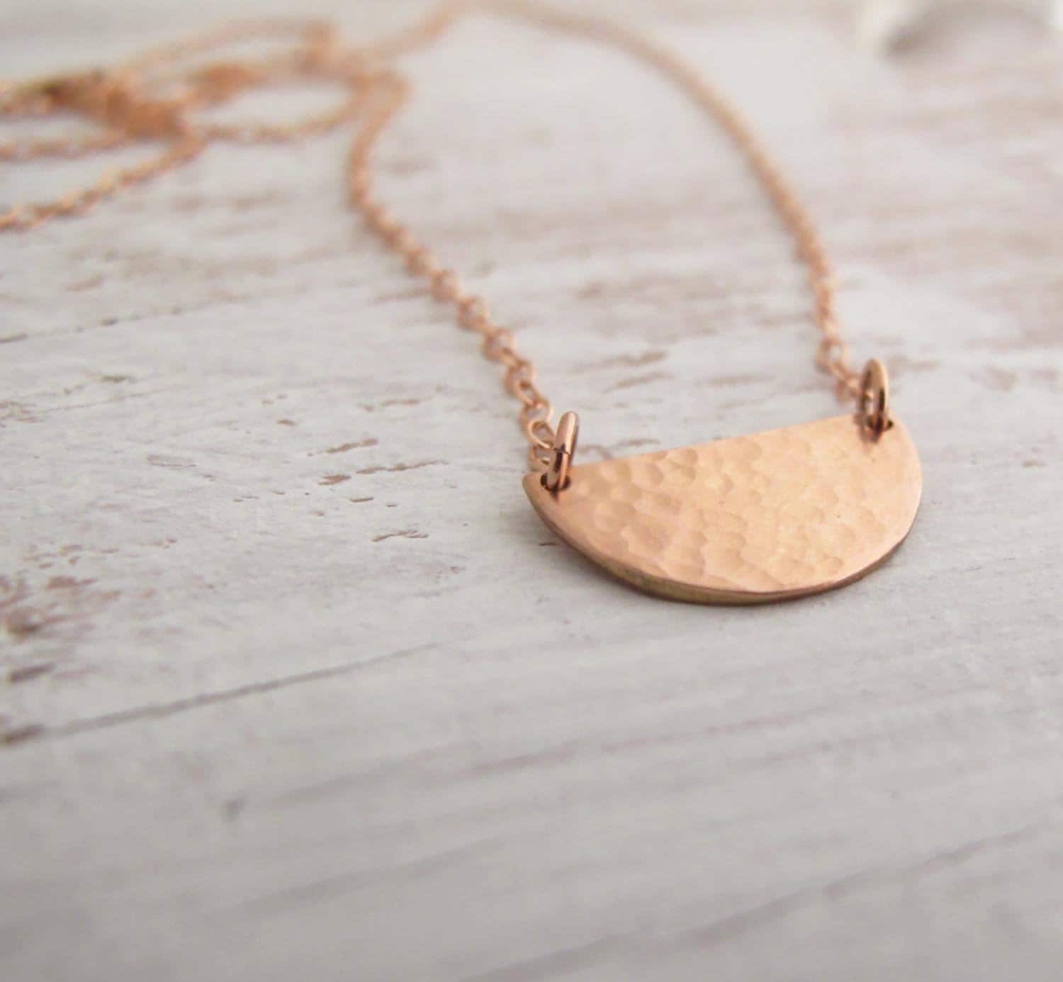 Rose Gold Halbmond Halskette, Personalisiert, Gehämmert, Halbkreis, Minimalistisch, Modern, Initial, Ready To Ship von designsbydawnrenee