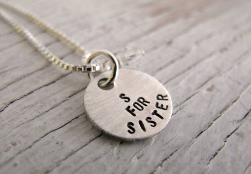 S Für Schwester Halskette, Hand Gestempelt Geschenk von designsbydawnrenee