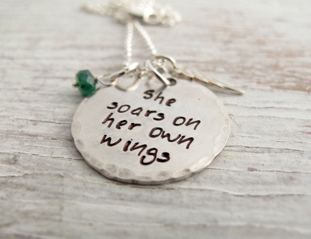 Sie Erhebt Sich Auf Ihren Eigenen Flügeln, Fliegt Mit Eigener Flügel-Halskette, Handgestempelt, Inspirierend, Abschlussgeschenk, Sterling Silber von designsbydawnrenee