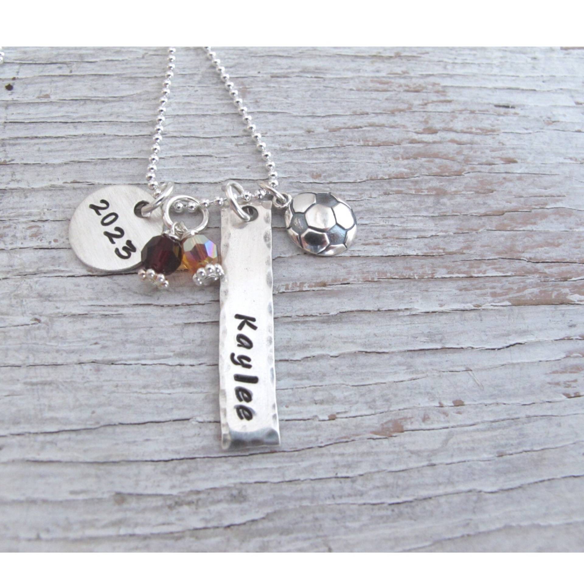 Sport Charm Halskette, Schulstolz, Softball, Volleybal, Basketball, Fußball, High School Schmuck, Personalisierte Teamnummer, Schulfarben von designsbydawnrenee