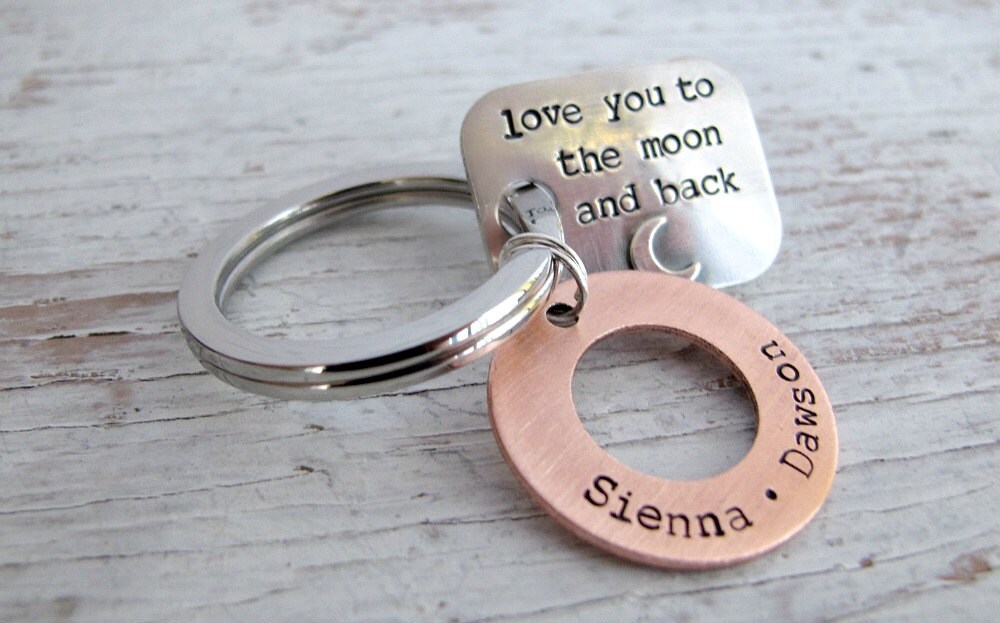 Vatertagsgeschenk, Personalisierte Papa Schlüsselanhänger, Geschenk Für Opa, Kindernamen, Doppelseitig - Liebe Dich Bis Zum Mond Und Zurück, Ihn von designsbydawnrenee