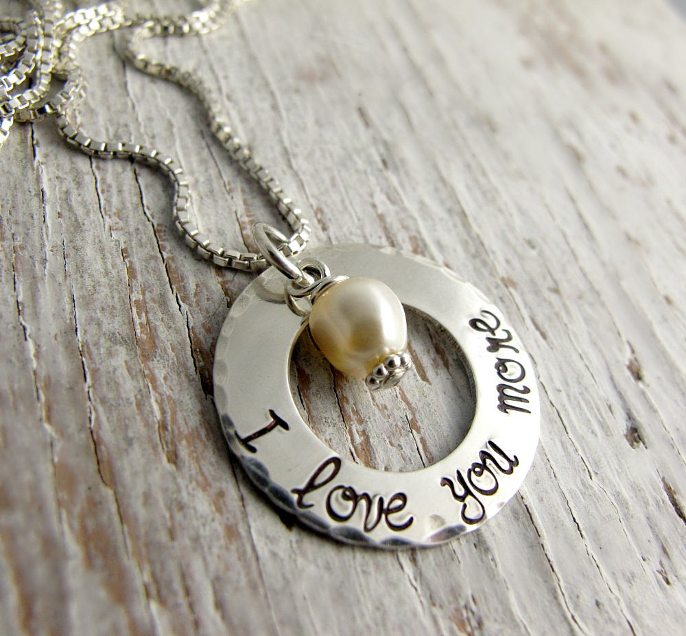 Versandfertig - Ich Liebe Dich Mehr, Für Mutter, Frau, Jahrestagsgeschenk, Muttertagsgeschenk, Handgestempelter Schmuck von designsbydawnrenee