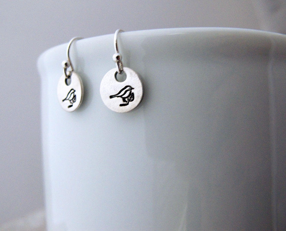 Vogel Ohrringe, Sterling Silber, Handgestempelte Auf Einem Zweig, Winzig, Modern, Abschlussgeschenk, Frei Wie Ein von designsbydawnrenee