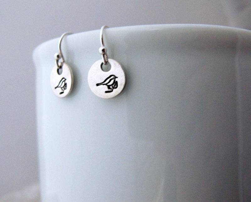 Vogel Ohrringe, Sterling Silber, Handgestempelte Auf Einem Zweig, Winzig, Modern, Abschlussgeschenk, Frei Wie Ein von designsbydawnrenee