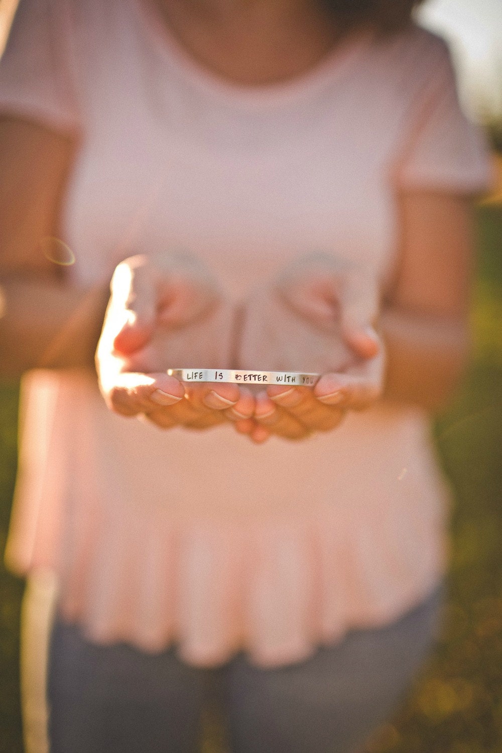 sterling Silber Armreif - Hand Gestempelt Und Personalisiert, Life Is Better With You, Jubiläumsgeschenk, Hochzeitsgeschenk, Geburtstagsgeschenk von designsbydawnrenee