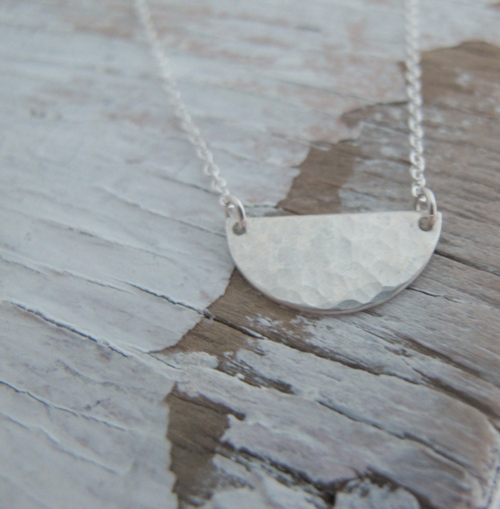 sterling Silber Halbmond Halskette, Personalisiert, Gehämmert, Halbkreis, Minimalistisch, Modern, Initiale von designsbydawnrenee