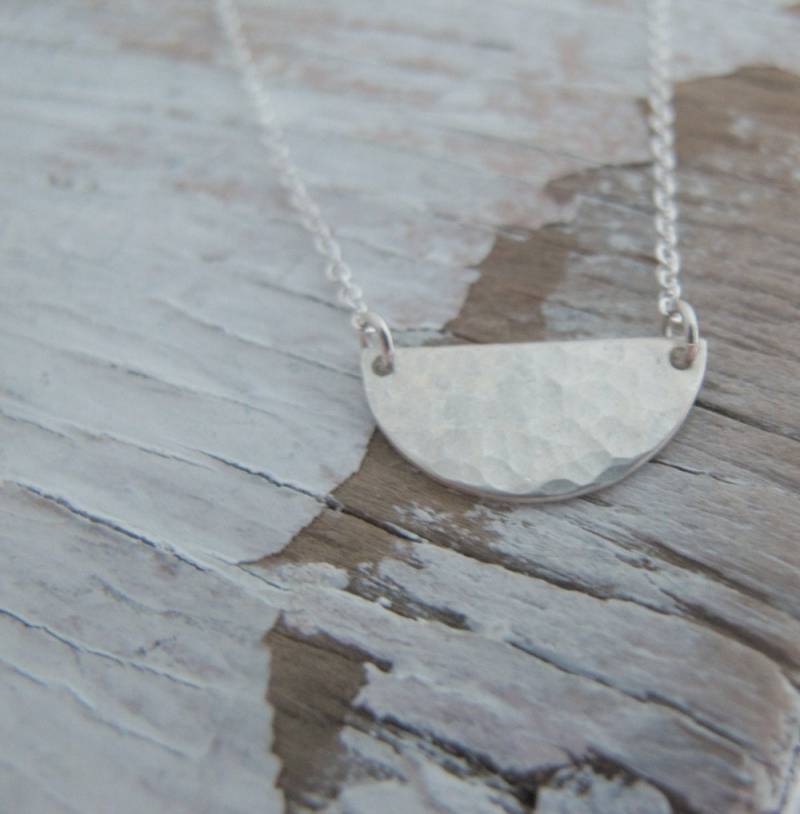 sterling Silber Halbmond Halskette, Personalisiert, Gehämmert, Halbkreis, Minimalistisch, Modern, Initiale von designsbydawnrenee