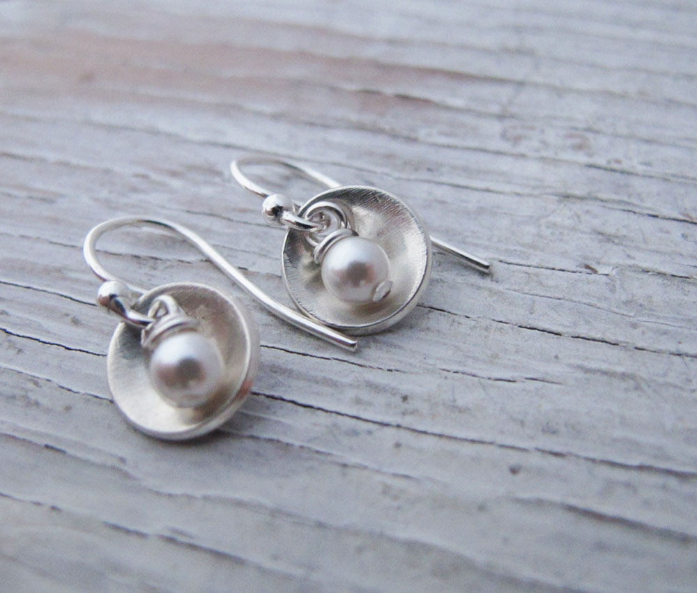 sterling Silber Ohrringe, Kleine Tassen Mit Perle, Schüssel Form, Geburtstagsgeschenk, Abschlussgeschenk, Geschenk Für Sie, Sofort Lieferbar von designsbydawnrenee