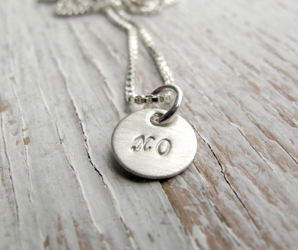 xo Halskette, Umarmungen Und Küsse, Winzige Handgestempelte Sterling Silber Valentinstag Geschenk von designsbydawnrenee