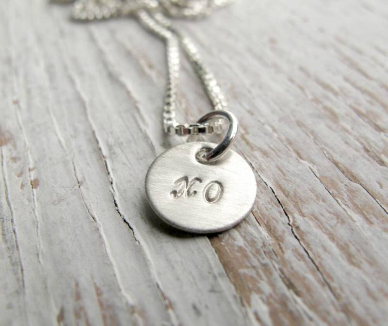 xo Halskette, Umarmungen Und Küsse, Winzige Handgestempelte Sterling Silber Valentinstag Geschenk von designsbydawnrenee