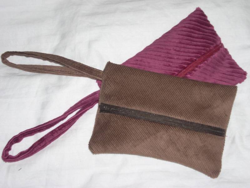 Die Gemütliche Gadget-Clutch Die Gemütliche Gadget-Clutch von designsbylanese