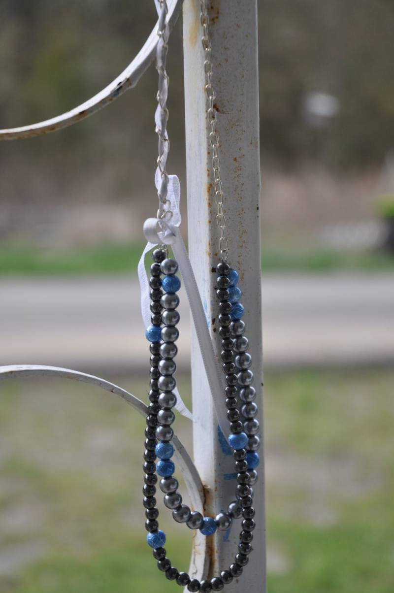 Silberne Und Blaue Perlenkette Mit Bändchen von designsbylmr