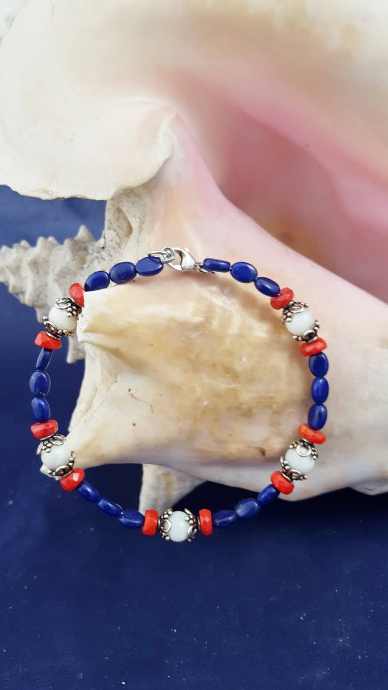 20 cm Lapis, Gebleichte Perlmutt Und Gefärbte Rote Koralle Armreif von designsbymelanie1