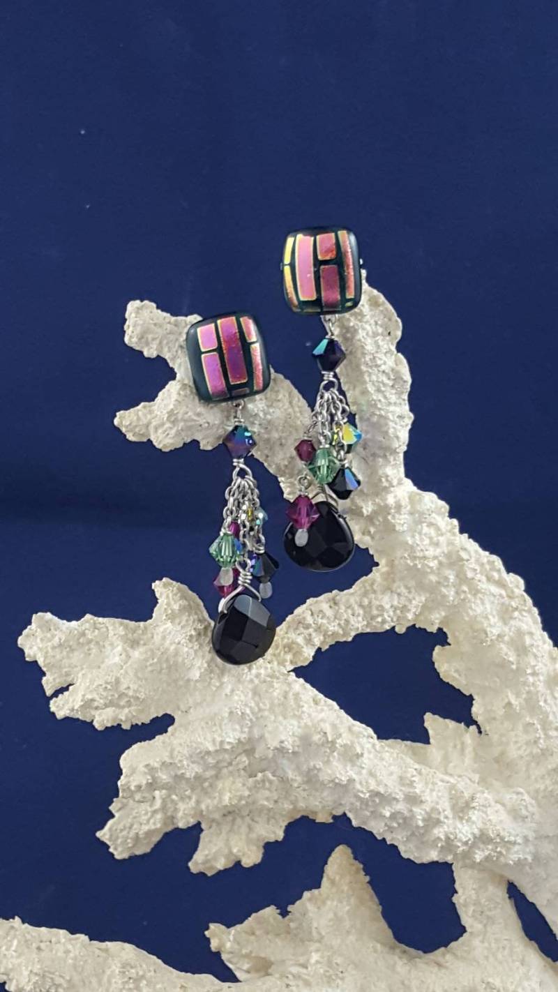 Dichroic Glas Mit Swarovski Kristallen Und Black Onyx Teardrop Ohrringe von designsbymelanie1