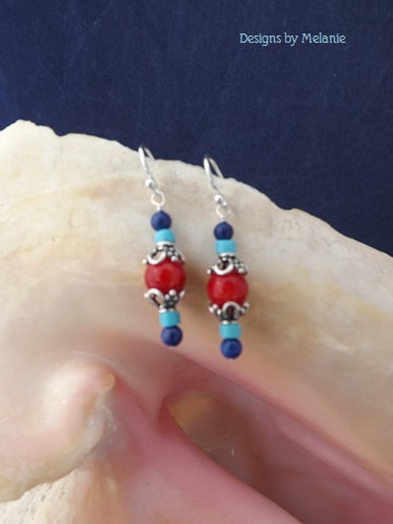 Gefärbte Rote Koralle, Lapis Und Gefärbte Magnasit Ohrringe von designsbymelanie1