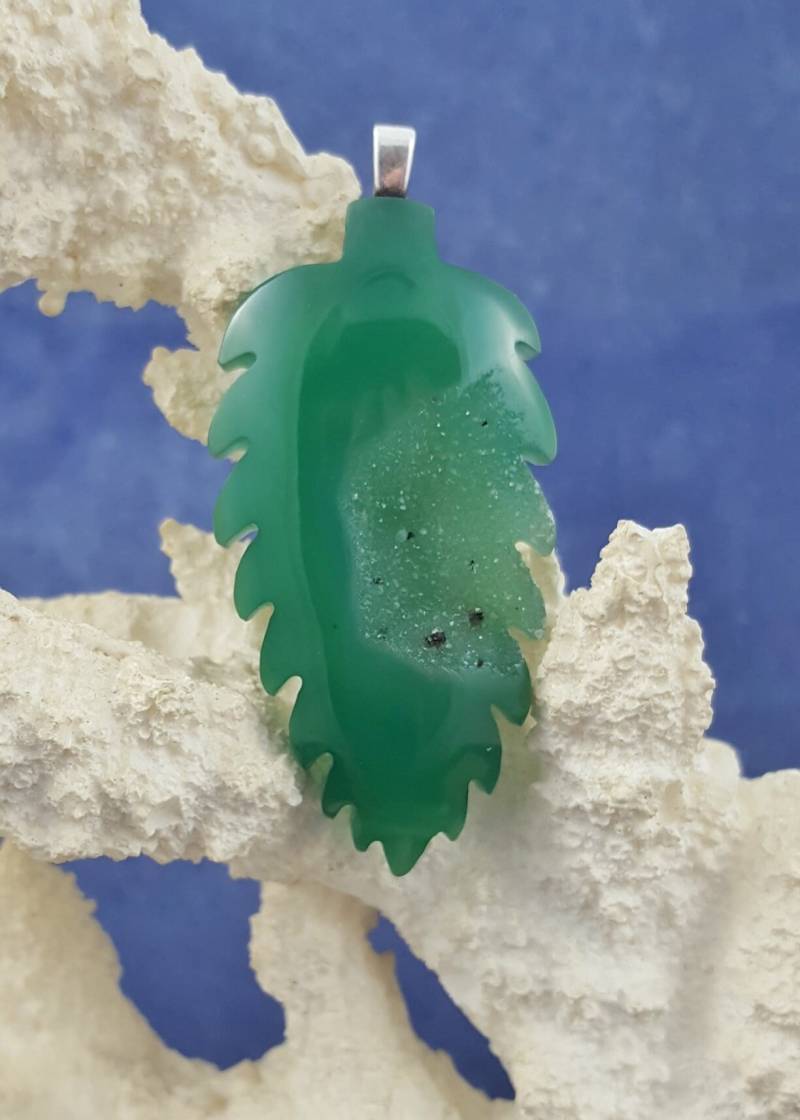Grüne Onyx Geschnitzt Druzy Blatt Geformt Anhänger von designsbymelanie1