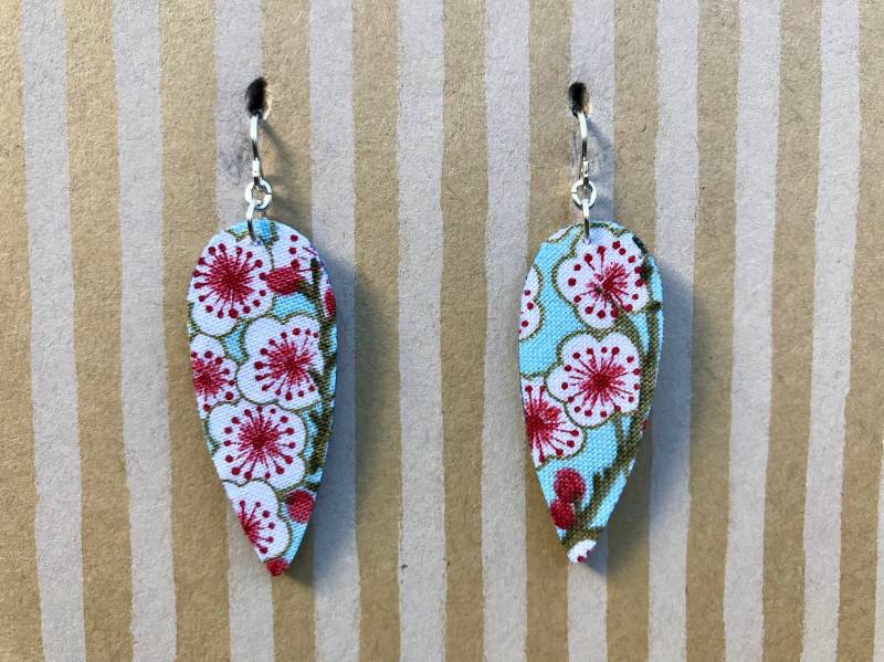 Leichte Fabirc Schräge Ohrringe, Babyblau Umgekehrter Tränengas, Pflaumenblüten, Sterling Silberohrie, Gartengeschenk, Naturliebhaber-Geschenk von designsbywenia