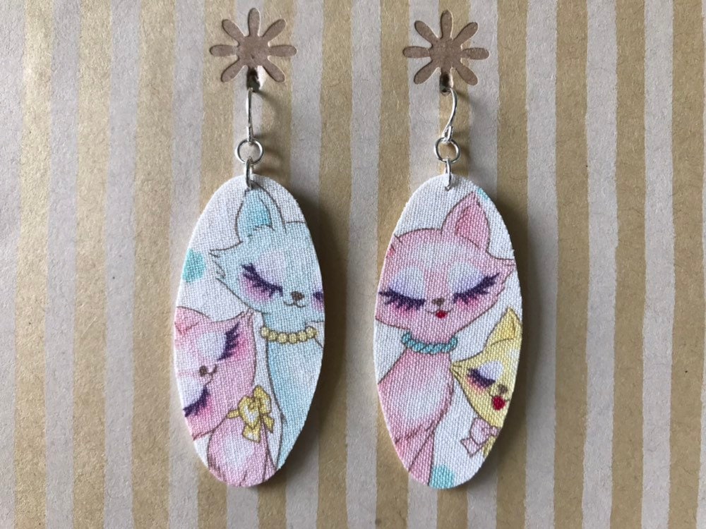 Leichte Ohrringe Stoff - Große Weiße Oval Mit Frechen Katzen, Beste Freunde, Sterling Silber Ohrhaken, Katze Damen, Katze-Liebhaber-Geschenk von designsbywenia