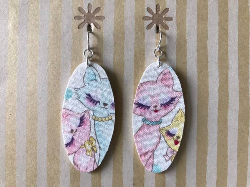 Leichte Ohrringe Stoff - Große Weiße Oval Mit Frechen Katzen, Beste Freunde, Sterling Silber Ohrhaken, Katze Damen, Katze-Liebhaber-Geschenk von designsbywenia