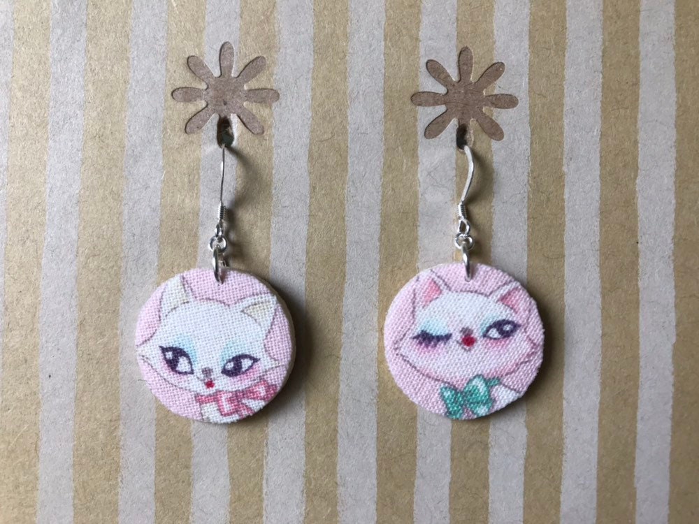 Leichte Ohrringe Stoff - Kleine Rosa Kreis Mit Frechen Weißen Katzen, Sterling Silve Ohrhaken, Für Katze Damen, Katze-Liebhaber-Geschenk von designsbywenia