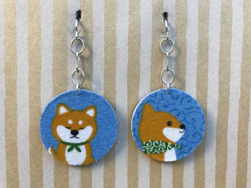 Leichte Stoff Baumeln Ohrringe, Blauer Kreis Mit Shiba Inu Hund, Sterling Silber Ohrdraht, Hundeliebhaber-Geschenk, Puggy Besitzer Geschenk Leichte Stoff Baumeln Ohrringe, Blauer Kreis Mit Shiba Inu Hund, Sterling Silber Ohrdraht, Hundeliebhaber-Geschenk, Puggy Besitzer Geschenk von designsbywenia