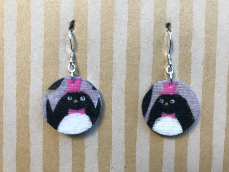 Leichte Stoff-Dinkelrierringe, Kleiner Rosafarbener Kreis Mit Pinguin Hut, Sterling Silberohrie, Pinguin-Liebhaber Geschenk Leichte Stoff-Dinkelrierringe, Kleiner Rosafarbener Kreis Mit Pinguin Hut, Sterling Silberohrie, Pinguin-Liebhaber Geschenk von designsbywenia