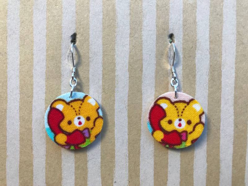 Leichte Stoff-Dinkelrierringe, Rosafarbener Blauer Kreis Mit Gelbem Teddybär, Der Sie Ruft, Sterling Silberohrie, Teddybären-Liebhaber Geschenk Leichte Stoff-Dinkelrierringe, Rosafarbener Blauer Kreis Mit Gelbem Teddybär, Der Sie Ruft, Sterling Silberohrie, Teddybären-Liebhaber Geschenk von designsbywenia