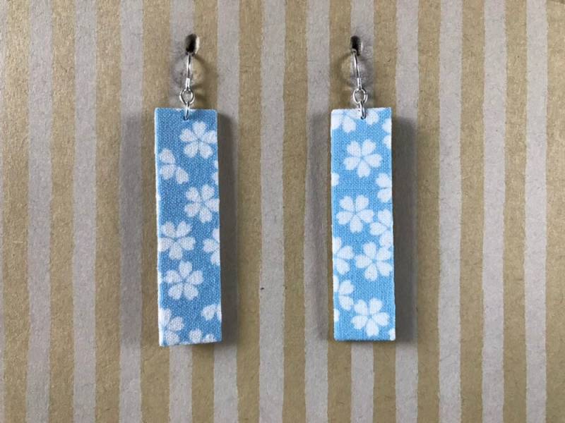 Leichte Stoff Ohrringe, Baby Blau Lange Rechteck Mit Weißen Kirschblüte, Sterling Silber Ohrhaken Leichte Stoff Ohrringe, Baby Blau Lange Rechteck Mit Weißen Kirschblüte, Sterling Silber Ohrhaken von designsbywenia