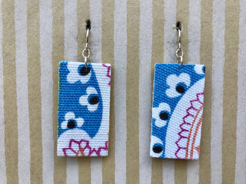 Leichte Stoff Ohrringe, Blaue Rechteckige, Sterling Silber Ohrhaken, Rosa Grün Und Weiß Doodles von designsbywenia