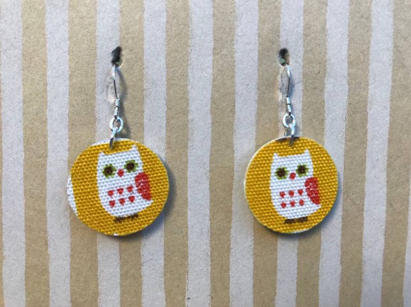 Leichte Stoff-Ohrringe, Gelber Kleiner Kreis Mit Weißen Eulen, Sterling Silberohrie, Eule-Geliebt-Geschenk, Vogelliebhaber-Geschenk Leichte Stoff-Ohrringe, Gelber Kleiner Kreis Mit Weißen Eulen, Sterling Silberohrie, Eule-Geliebt-Geschenk, Vogelliebhaber-Geschenk von designsbywenia