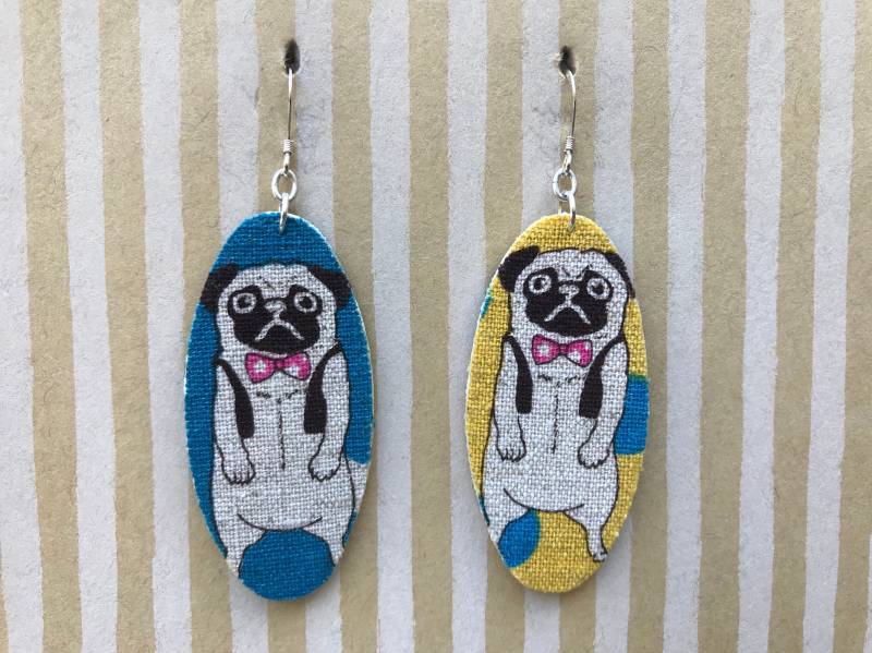 Leichte Stoff Ohrringe, Große Blau Gelb Oval Mit Mops Magenta Fliege, Sterling Silber Ohrhaken, Hund Liebhaber, Besitzer Geschenk von designsbywenia