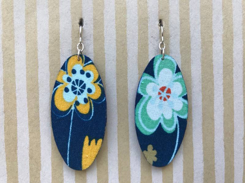 Leichte Stoff Ohrringe, Große Oxford Blau Oval, Gelb Grüne Blume, Sterling Silber Ohrhaken Leichte Stoff Ohrringe, Große Oxford Blau Oval, Gelb Grüne Blume, Sterling Silber Ohrhaken von designsbywenia