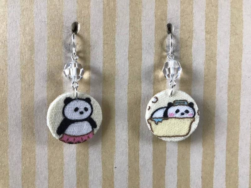 Leichte Stoff-Ohrringe, Hellgelber Kleiner Kreis Mit Bad-Baby-Panda, Sterling Silber-Ohrdraht, Panda-Liebhabergeschenk Leichte Stoff-Ohrringe, Hellgelber Kleiner Kreis Mit Bad-Baby-Panda, Sterling Silber-Ohrdraht, Panda-Liebhabergeschenk von designsbywenia