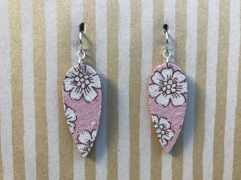 Leichte Stoff Ohrringe, Mauve Reversed Teardrop, Blumenprints, Sterling Silber Ohrhänger von designsbywenia