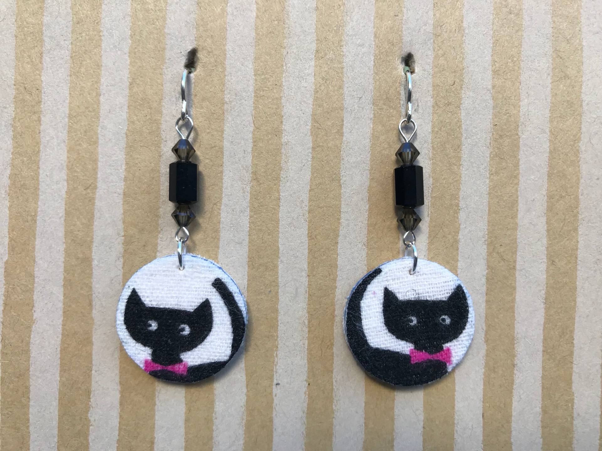 Leichte Stoff Ohrringe, Rosa Kreis Mit Schwarzen Katze, Swarovski-Kristallen, Sterling Silber Ohrhaken, Katzenliebhaber, Kätzchen Besitzer Geschenk von designsbywenia