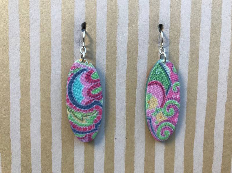 Leichte Stoff-Ohrringe, Rosa Oval, Paisley Print, Sterling Silber Ohrdraht von designsbywenia