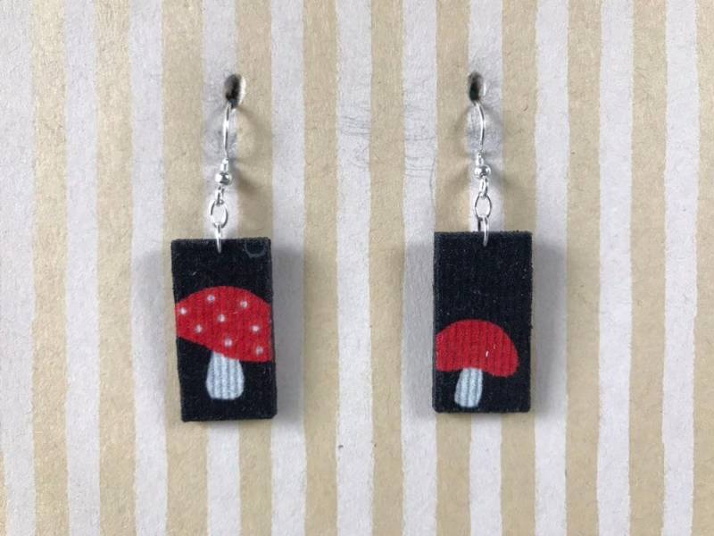 Leichte Stoff Ohrringe, Schwarze Kleine Rectagle Mit Pilzen, Sterling Silber Ohrhaken, Geschenk Für Pilze Enthsiast Leichte Stoff Ohrringe, Schwarze Kleine Rectagle Mit Pilzen, Sterling Silber Ohrhaken, Geschenk Für Pilze Enthsiast von designsbywenia