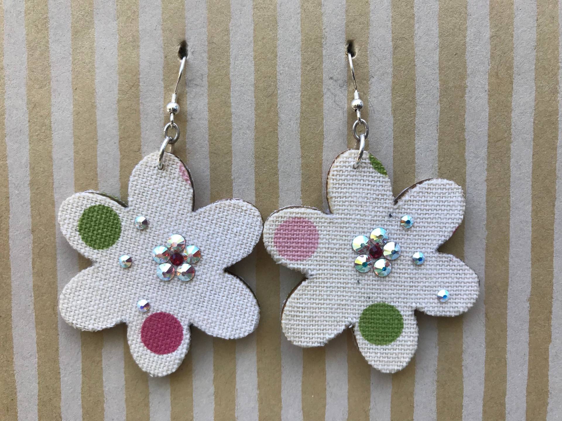 Leichte Stoff-Ohrringe, Überdimensionale Weiße Blume Mit Heißem Fixkristall, Sterling Silberohrie von designsbywenia