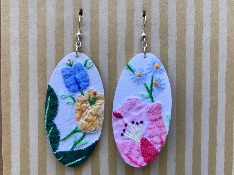 Leichte Stoff Ohrringe, Übergroße Weiße Oval, Rosa Blau Gelb Bestickte Blumen, Sterling Silber Ohrhaken von designsbywenia